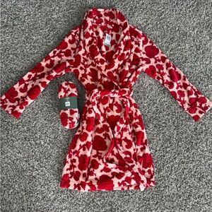 NWT Vera Bradley Cotswolds Coral
Cloud  Floral Fleece Robe & Matching Slippers